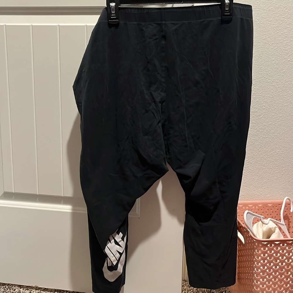 Black cropped Nike leggings